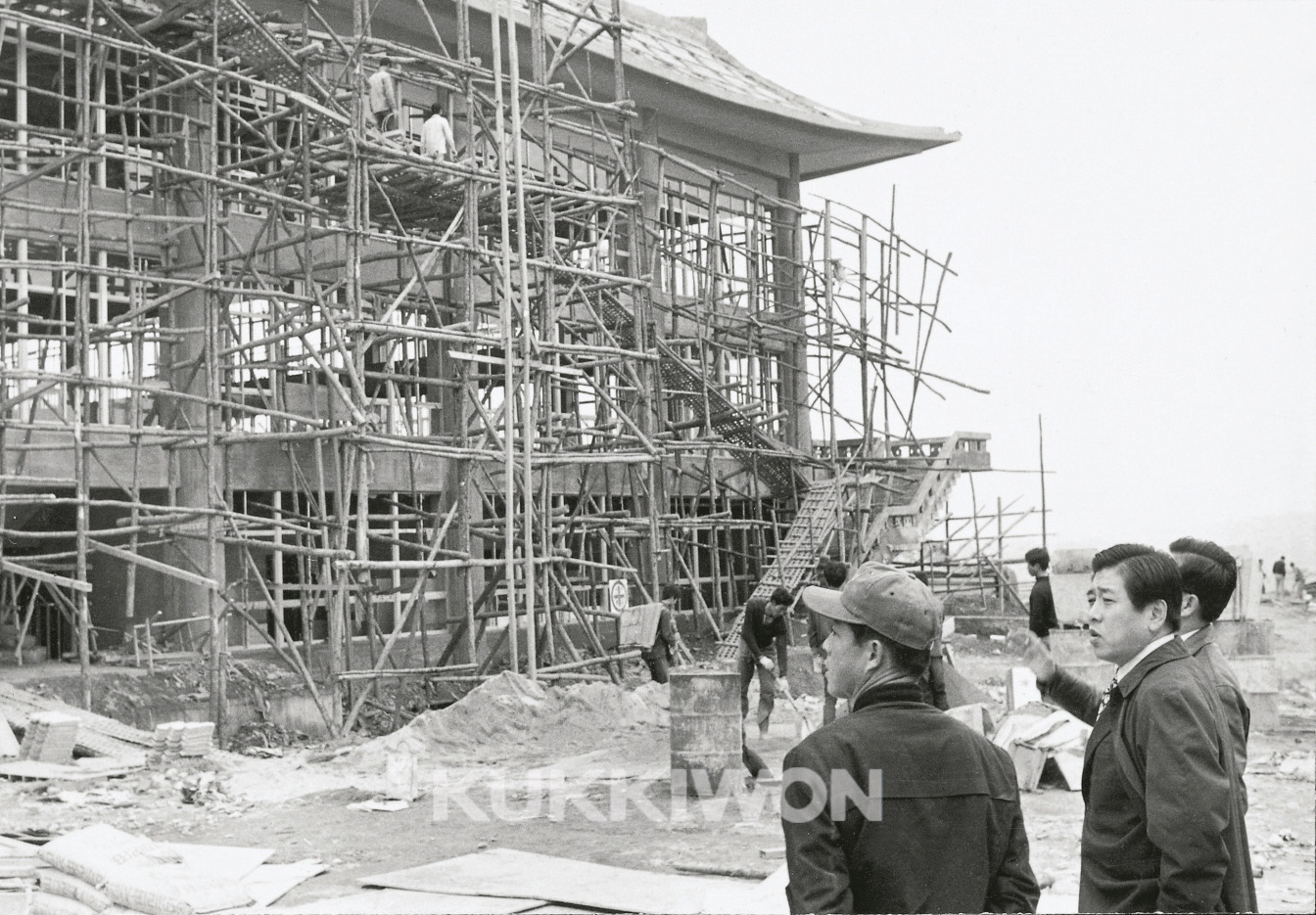 세계태권도본부 국기원 공사 모습을 바라보는 김운용 원장의 모습
