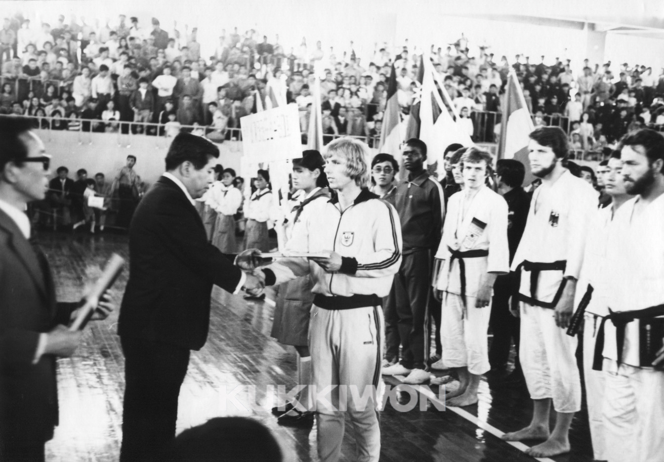 1973년 5월 25일 제 1회 세계태권도선수권 대회2-국기원 원장에게 상을 수여 받는 선수