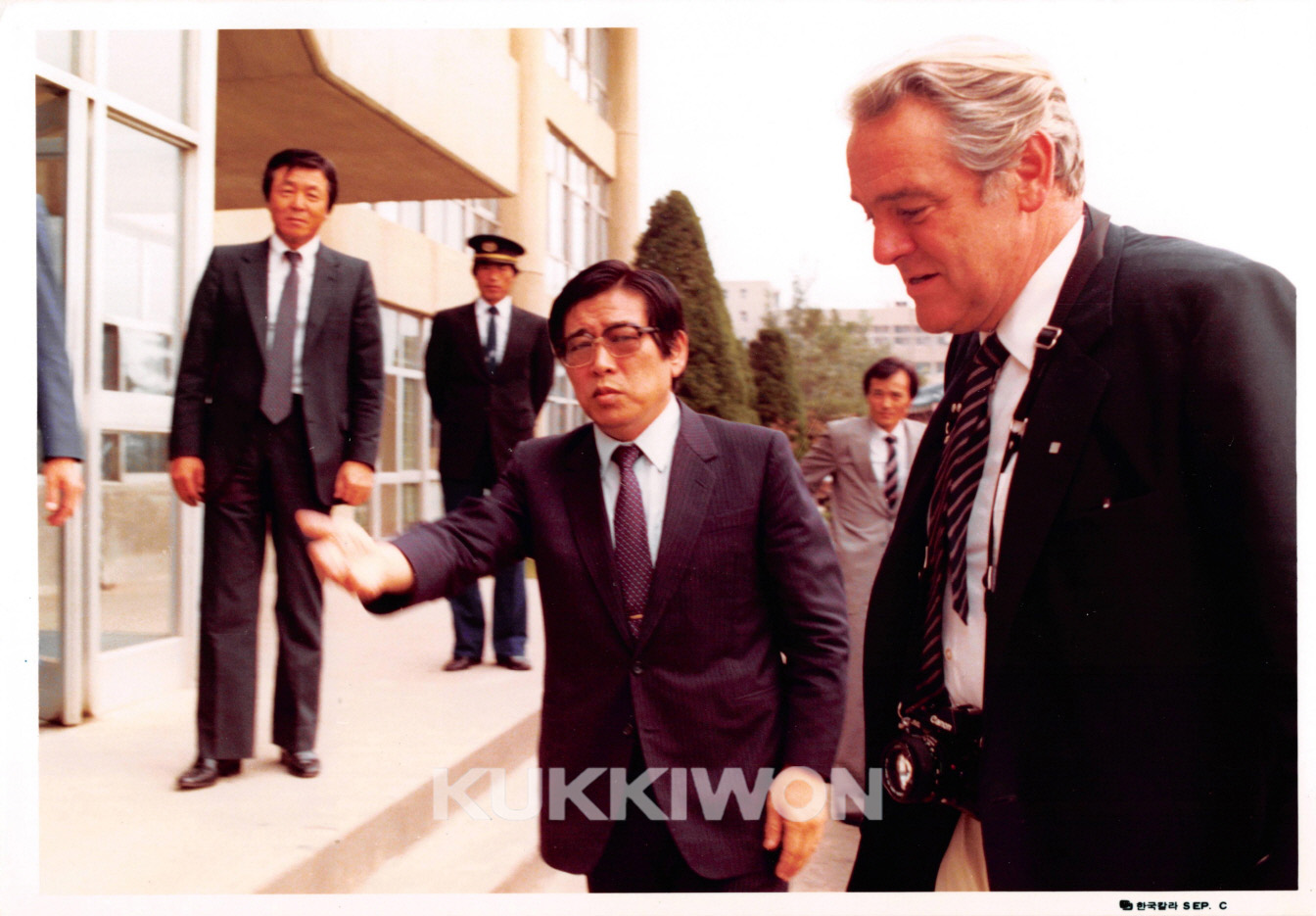 1982년 9월 3일 국기원을 방문한 토마스켈러 회장을 안내하는 국기원 원장