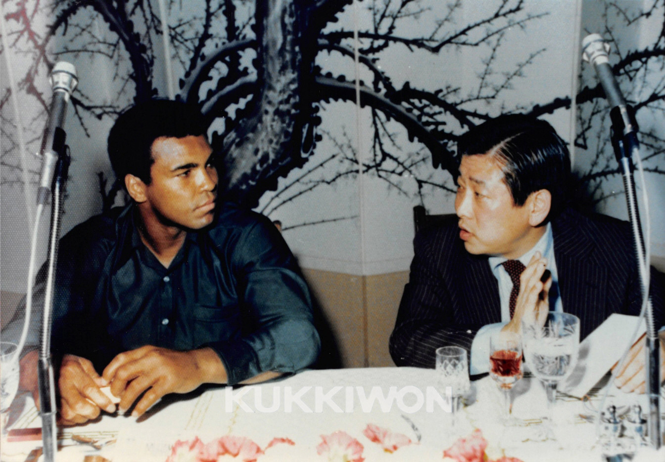 1976년 6월 28일 프로복싱 세계헤비급 챔피언 무하마드 알리 방문하여 국기원 원장과 대화를 나누는 모습