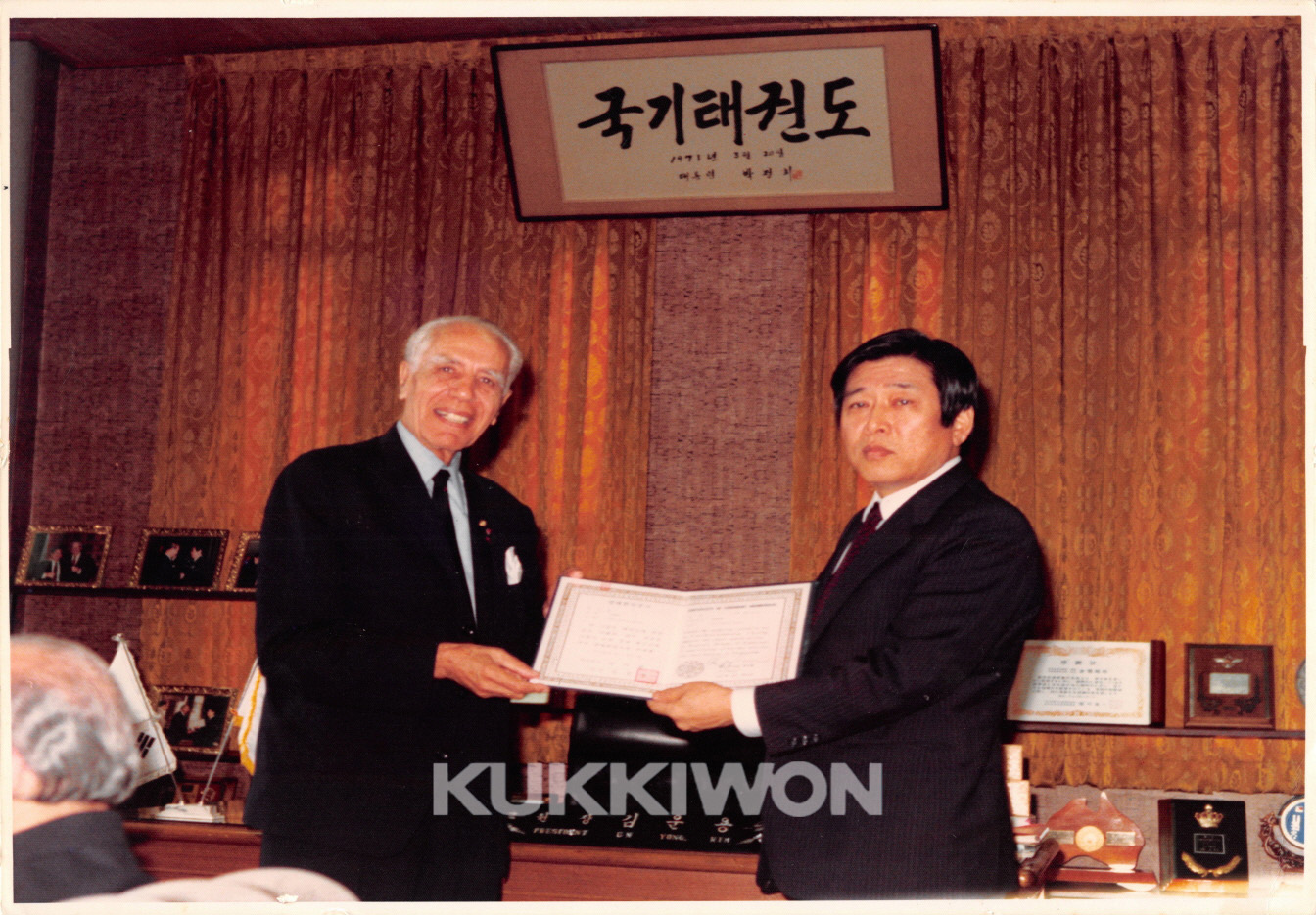 1982년 5월 13일 레바논  Cheik Gabriel Gemayel IOC 위원 방문하여 국기원 원장과 함께 찍은 사진