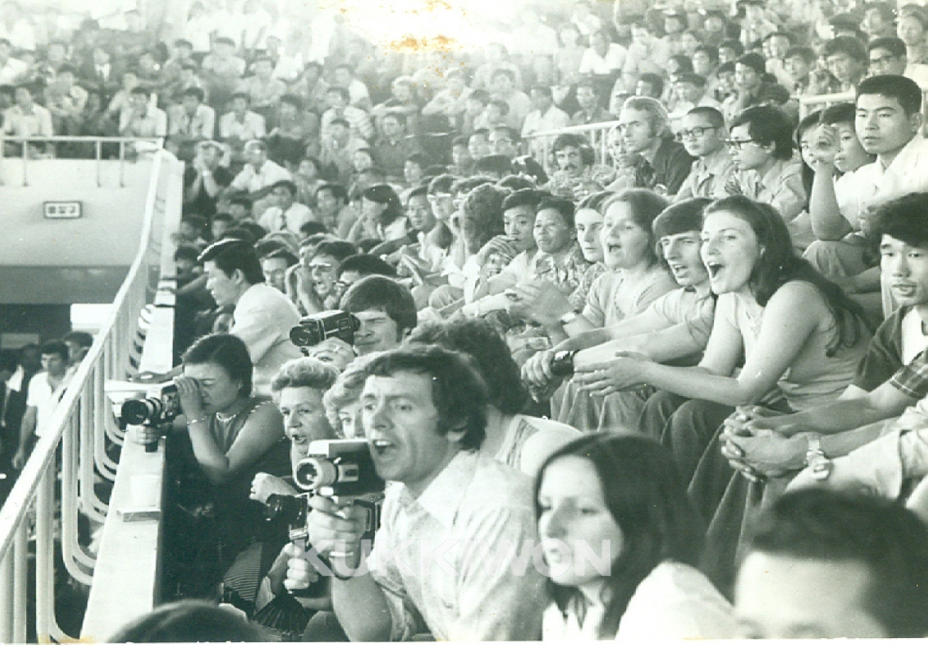 1973년 5월 25일 제 1회 세계태권도선수권 대회1-세게태권도선수권대회 모습을 구경하러 온 관중들