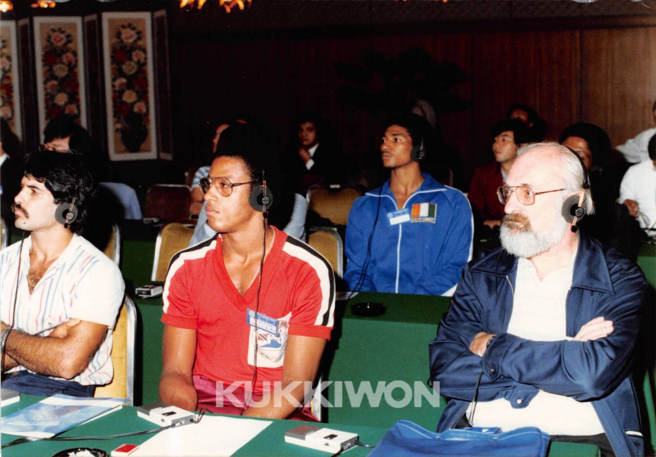 1985년 9월 2일 제1회 세계태권도학술발표회1-발표회를 경청하고 있는 참석한 사람들