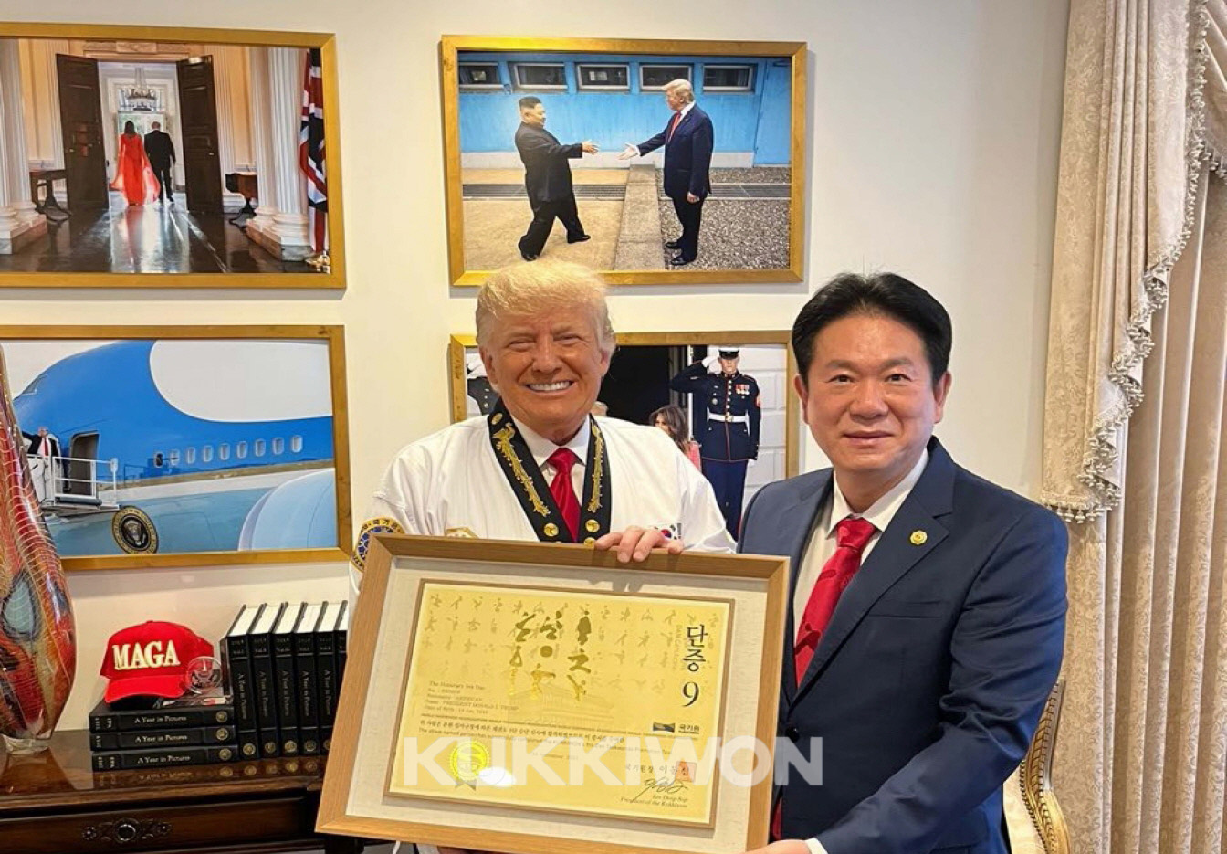 2021년 11월 19일 트럼프 전 미국대통령에 명예9단장 수여, 수여증을 들고 국기원 원장과 함께 사진을 찍는 모습