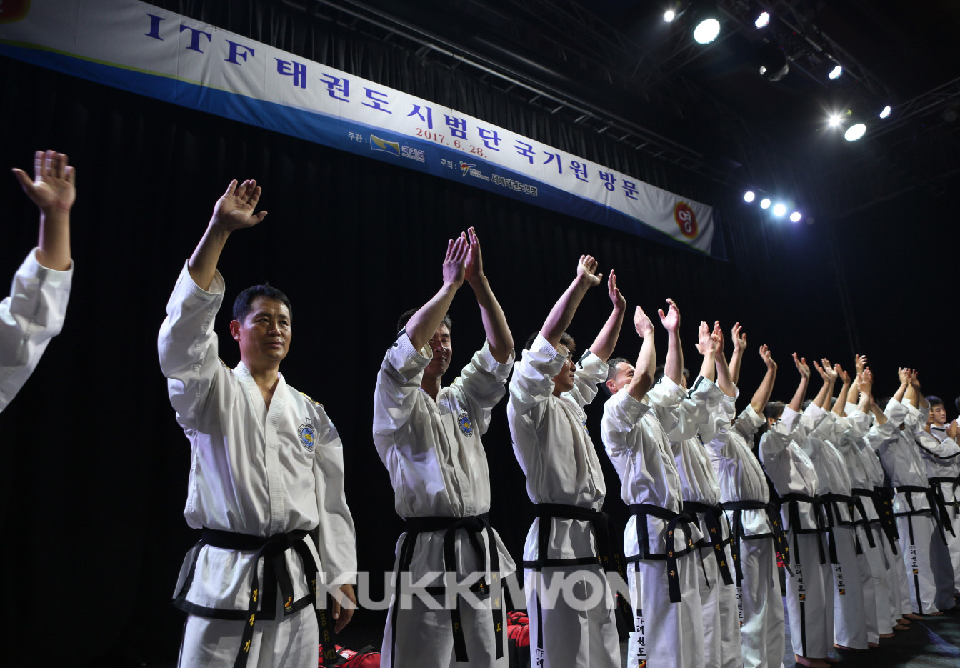 2017년 6월 28일 국제태권도연맹 태권도시범단 첫 국기원 방문하여 인사 하고 있는 모습