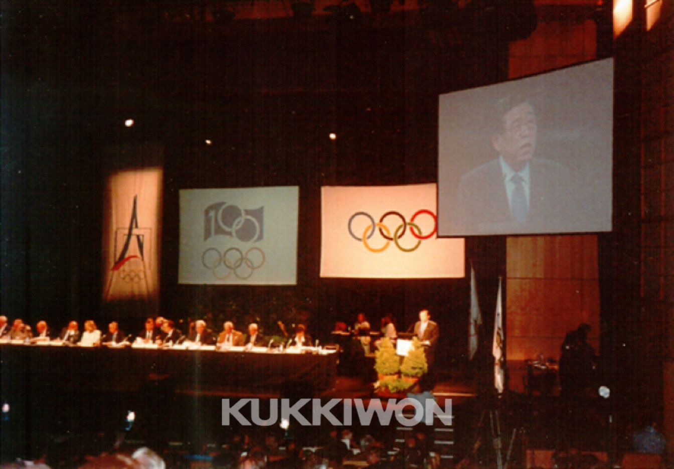 태권도가 올림픽 정식종목으로 채택되어 열린 IOC 총회를 진행하는 모습