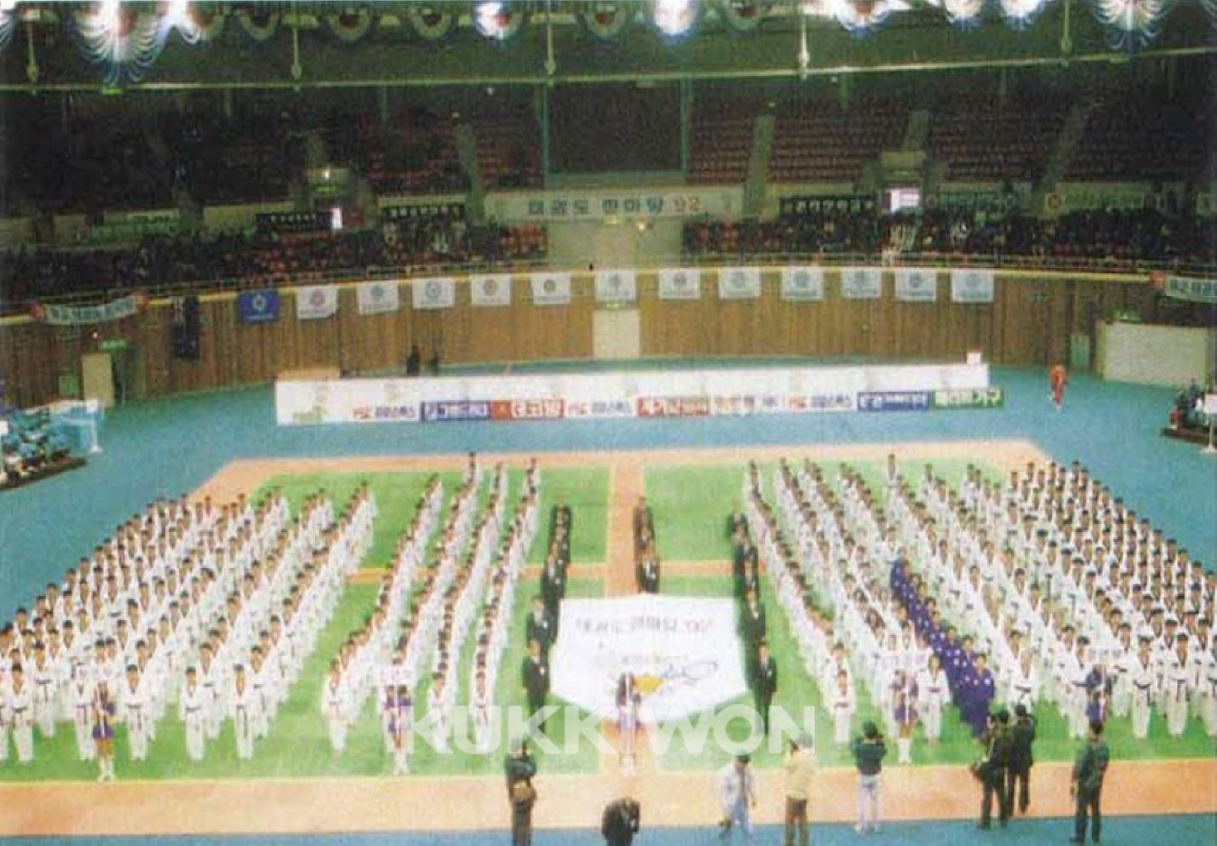 1994년 9월 8일 올림픽 정식종목 채택 기자회견을 하고 있는 위원회장