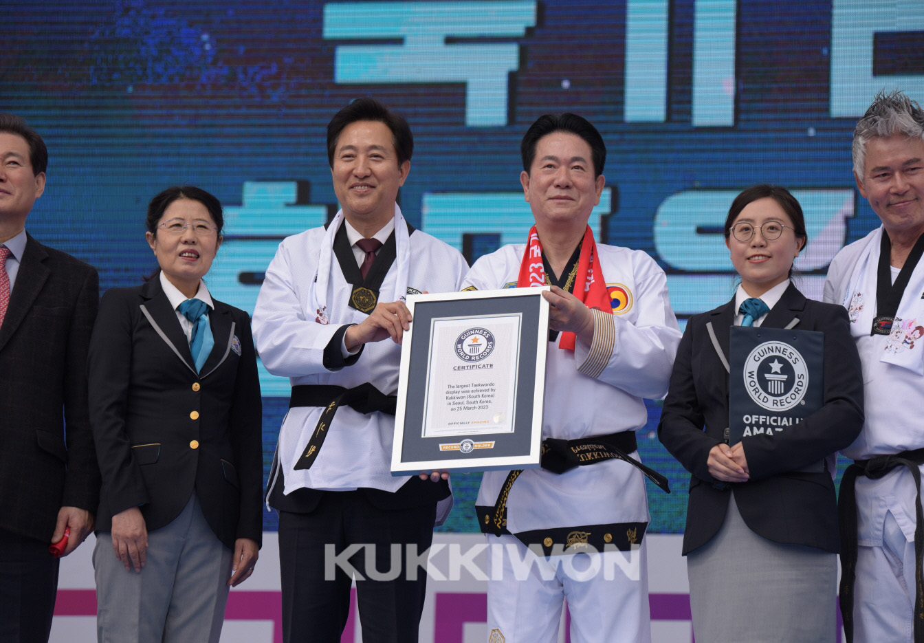 2023 '국기 태권도 한마음 대축제 행사 사진1 –기네스 세계 기록인증서를 들고있는 국기원 원장 등 모습
