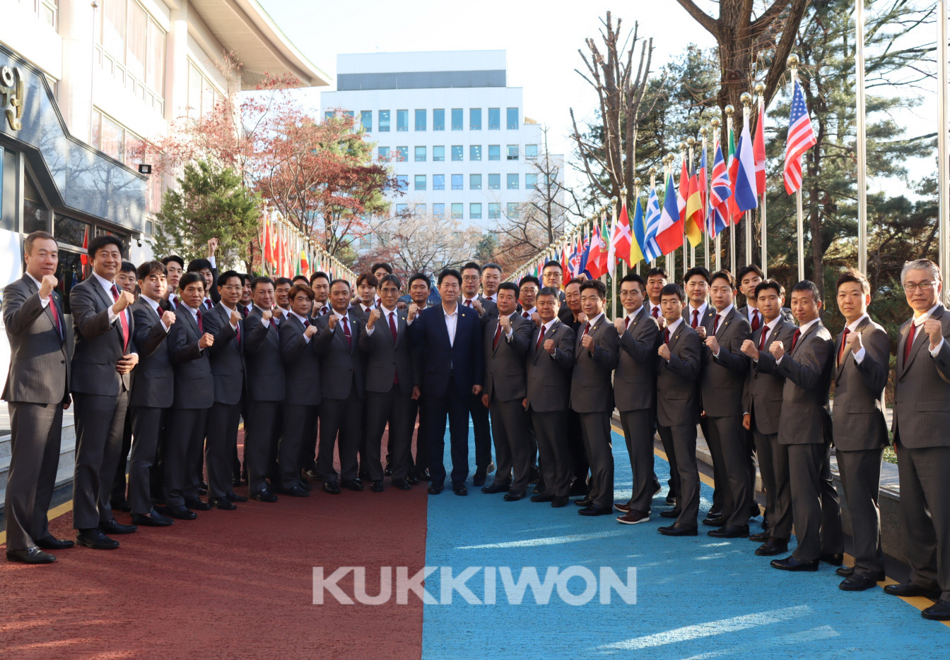 2020년 이동섭 국기원장과 해외 파견 사범들의 단체 사진