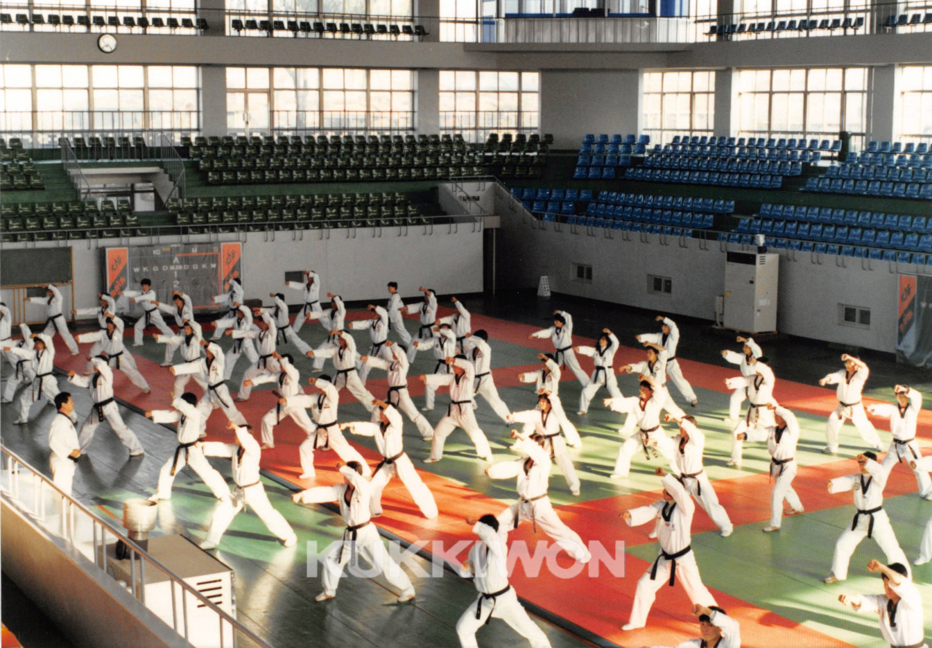 1990년 4월 9~27까지 실시된 제11시 태권도 지도자2급 연수과정을 진행하는 태권도 사범들