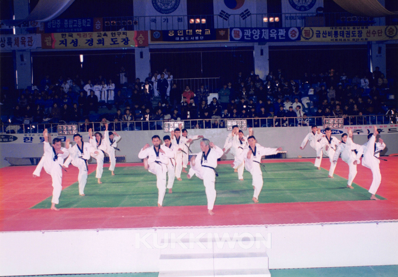 1999년 12월 16일 제8회 태권도한마당 개최(국기원, 대한태권도 협회 공동)1-태권도 시범을 보이고 있는 국기원 시범단