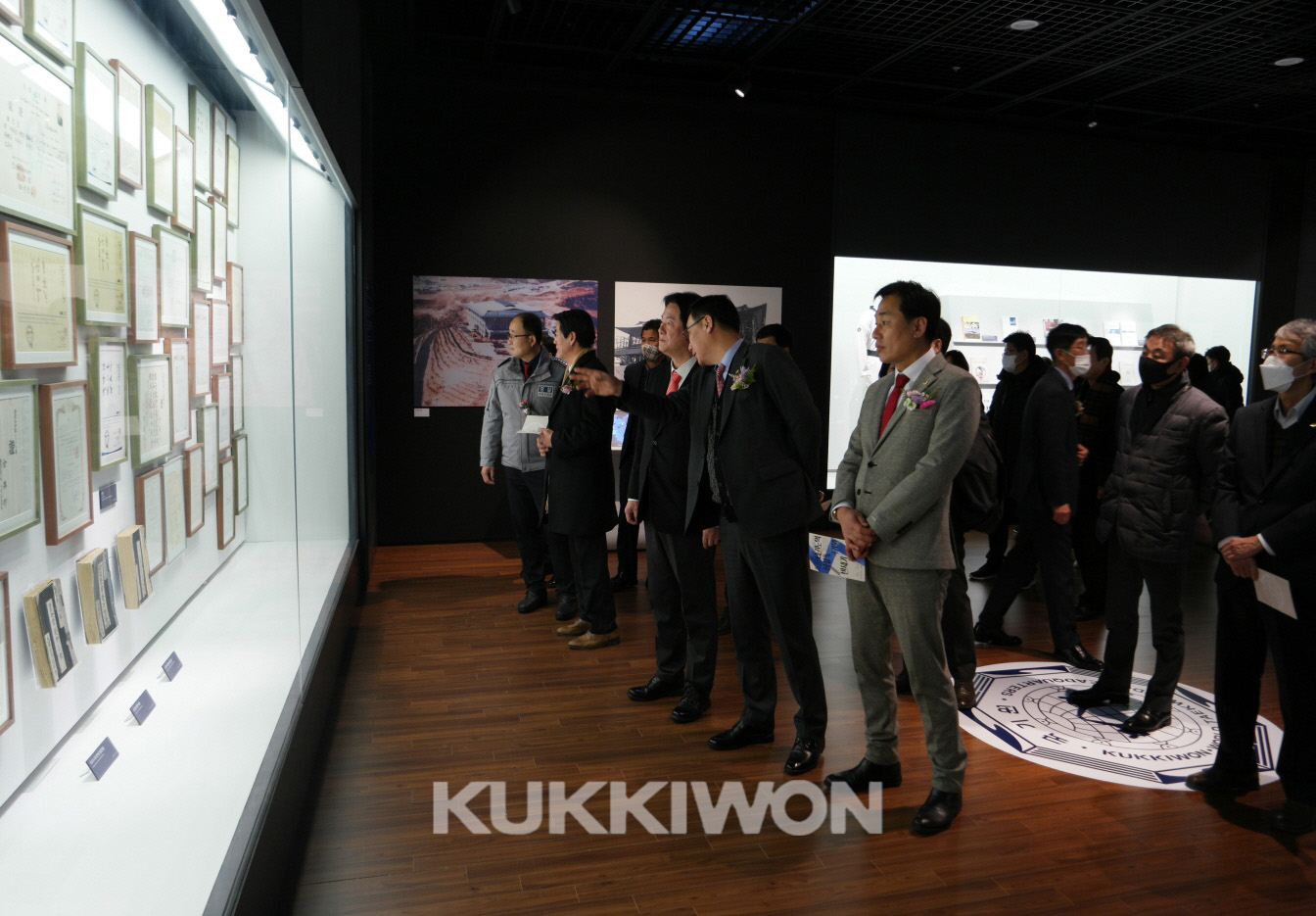 2022년 12월 23일 태권도의 심강 국기원 반세기를 주제한 기획전시 개막식을 구경하는 모습